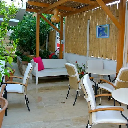 Ξενοδοχείο Hideaway 2*